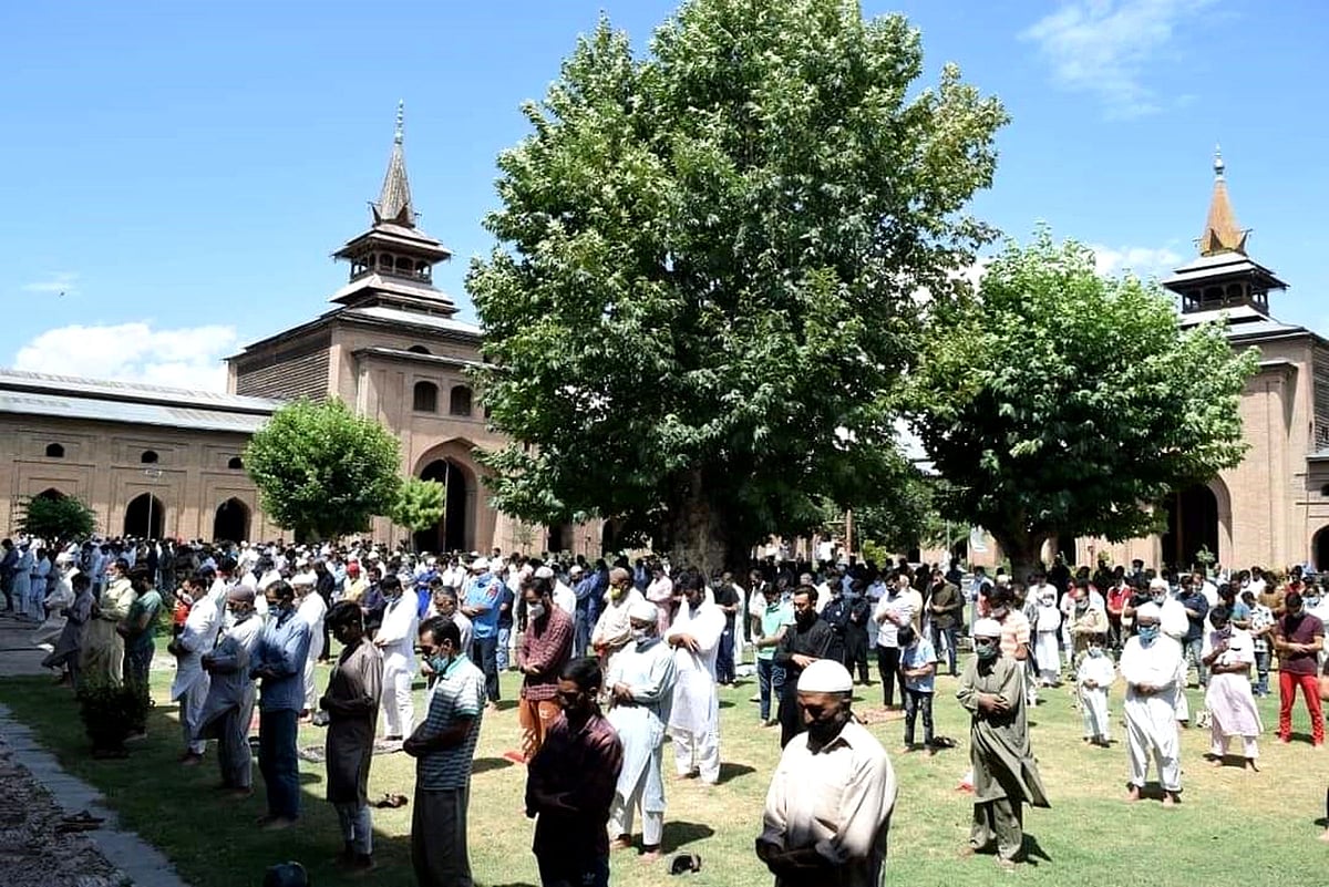 کشمیر: سخت احتیاطی تدابیر کے درمیان جامع مسجد میں پانچ ماہ بعد نمازِ جمعہ ادا
