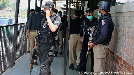 قاتل کے ساتھ پولیس اہلکاروں کی سیلفیاں