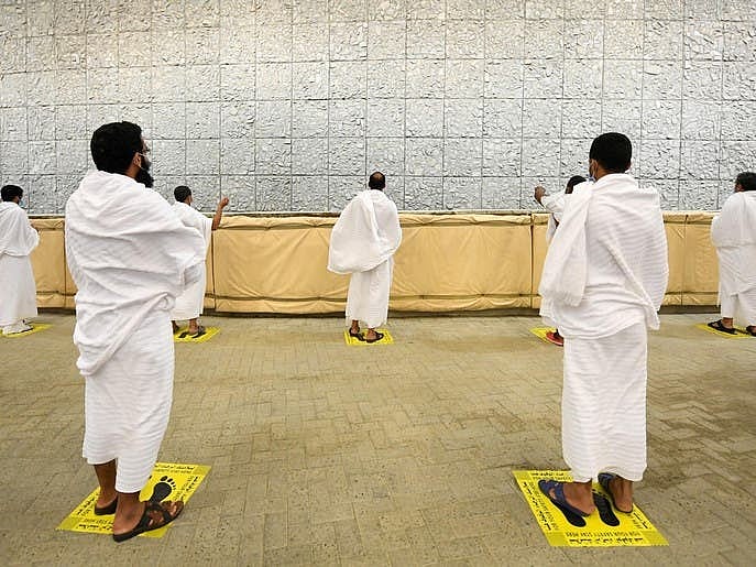 طواف افاضہ کے بعد حجاج  آج دوسرے دن شیاطین کو کنکریاں مار رہے ہیں 