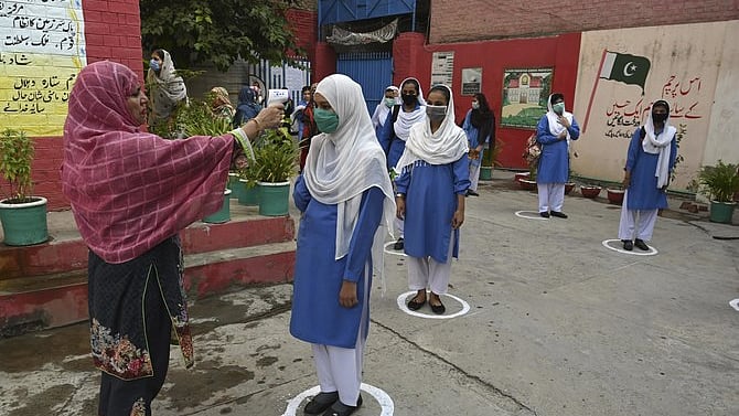 پاکستان میں چھ مہینے بعد تعلیمی ادارے کھل گئے