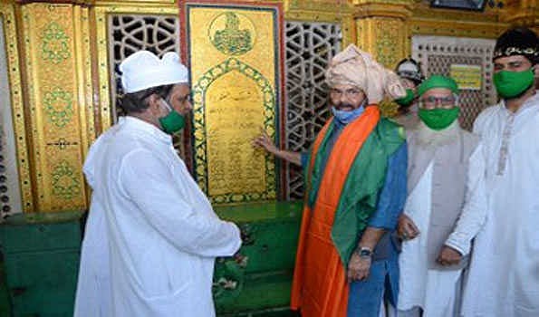 درگاہ نظام الدین زیارت کے لئے کھولی گئی، مختار عباس نقوی نے کی زیارت 