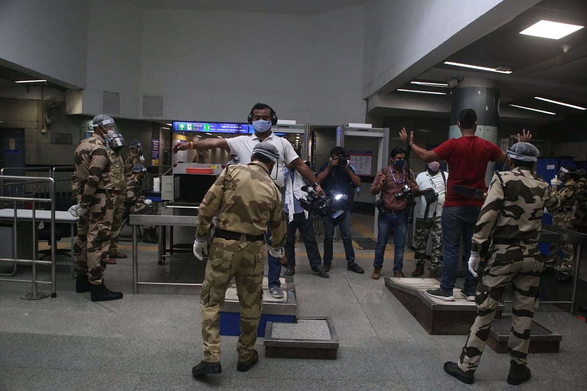 مسافروں کی جسمانی اسکیننگ کے دوران سیکورٹی اہلکار یہ یقینی بنائیں گے کہ وہ لوگوں کے کم از کم رابطہ میں آئیں، تصویر قومی آواز / وپن