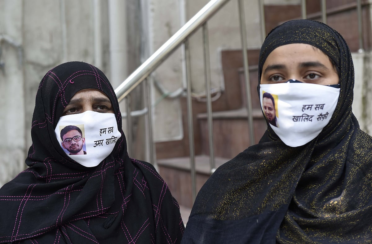 جامعہ کے باہر حراست میں لی گئیں عمر خالد کی والدہ اور بہن، تین گھنٹے بعد رہا