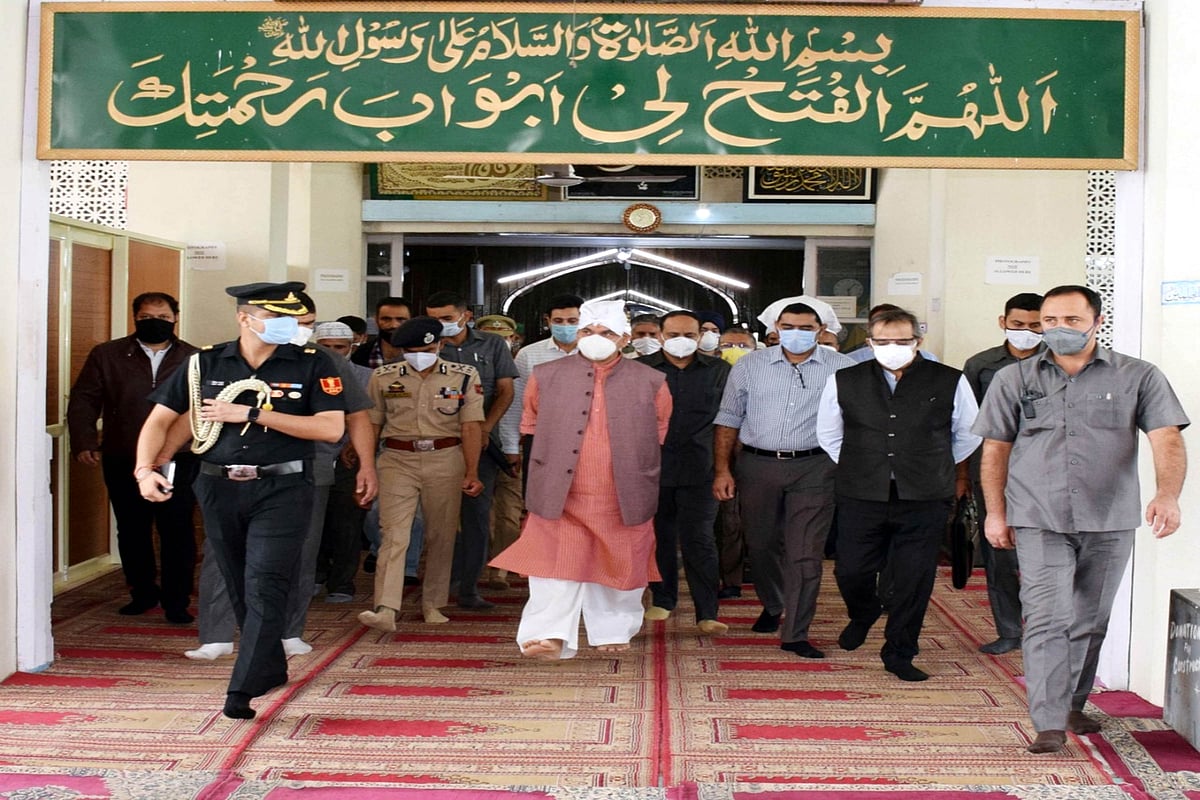 کشمیر: لیفٹیننٹ گورنر  منوج سنہا نے درگاہ حضرت بل کا دورہ کیا