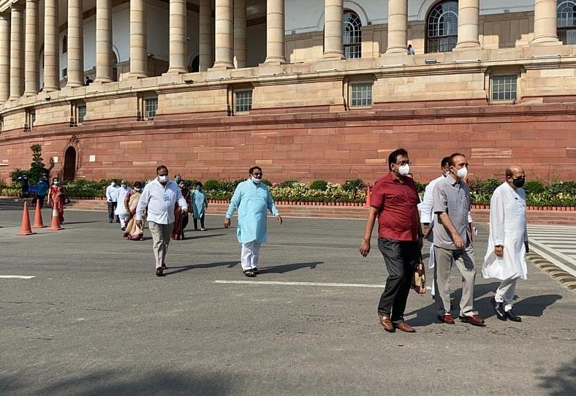 ممبران کی معطلی واپس لینے اور ایم ایس پی معاملہ پر اپوزیشن کا ایوان بالا سے واک آؤٹ