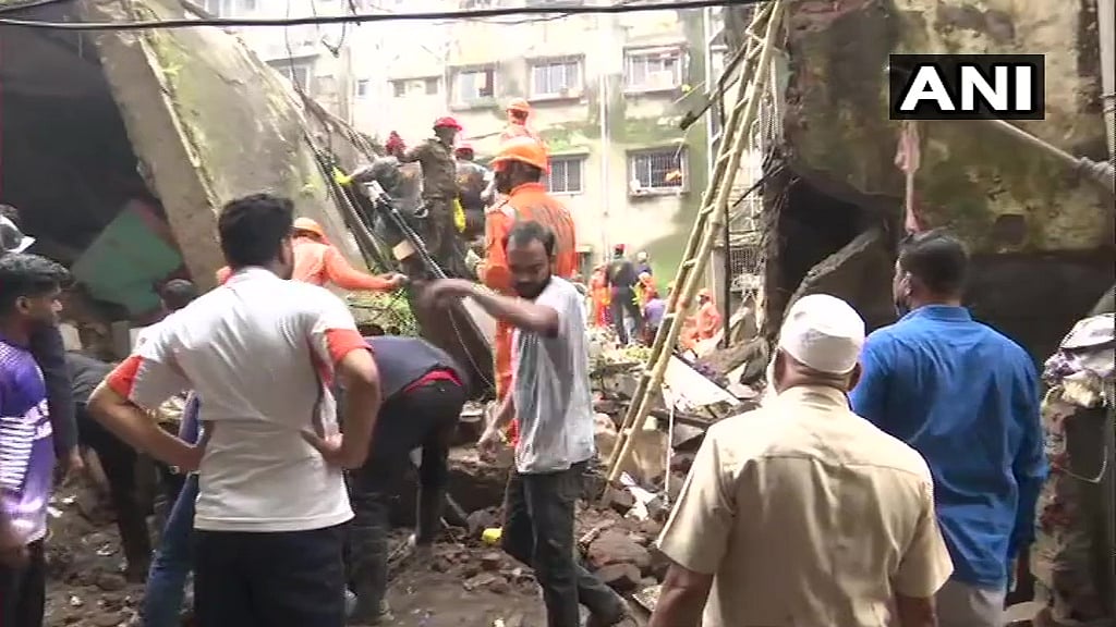 بھیونڈی میں تین منزلہ عمارت گری، دس افراد جاں بحق،21 خاندان رہتےتھے