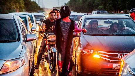 کورونا نے پاکستانی خواجہ سراؤں کی مشکلات مزید بڑھا دیں