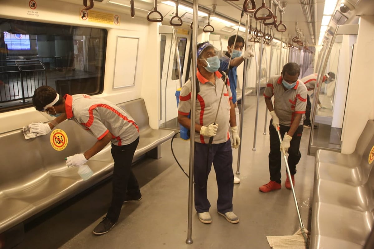 سفر کے بعد ہر بار میٹروں کو سینیٹائیز کیا جائے گا، تصویر قومی آواز / وپن