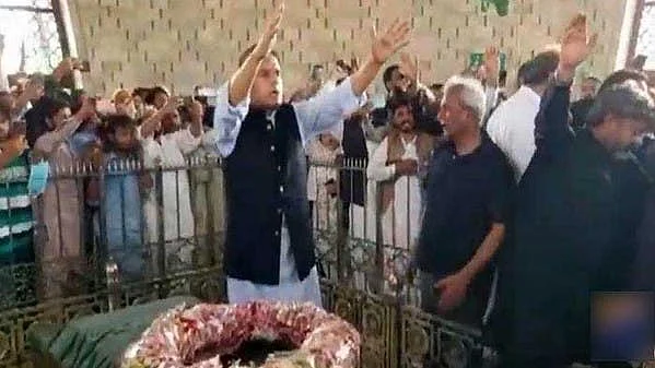جناح کی قبر پر نعرہ بازی کرتے کیپٹن صفدر