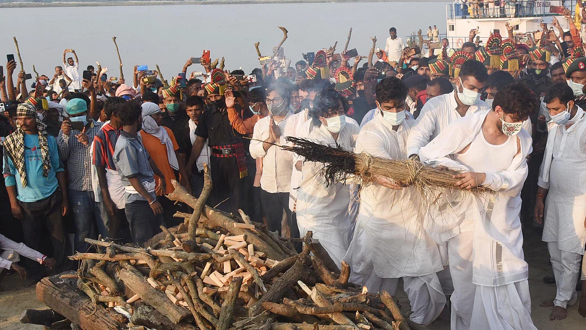 رام ولاس پاسوان کو سپردِ آتش کرتے ہوئے بیٹے چراغ