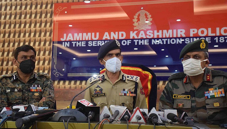 کشمیر: پانپور میں سی آر پی ایف اہلکاروں سے ہتھیار نہیں چھینے گئے، آئی جی سی آر پی ایف