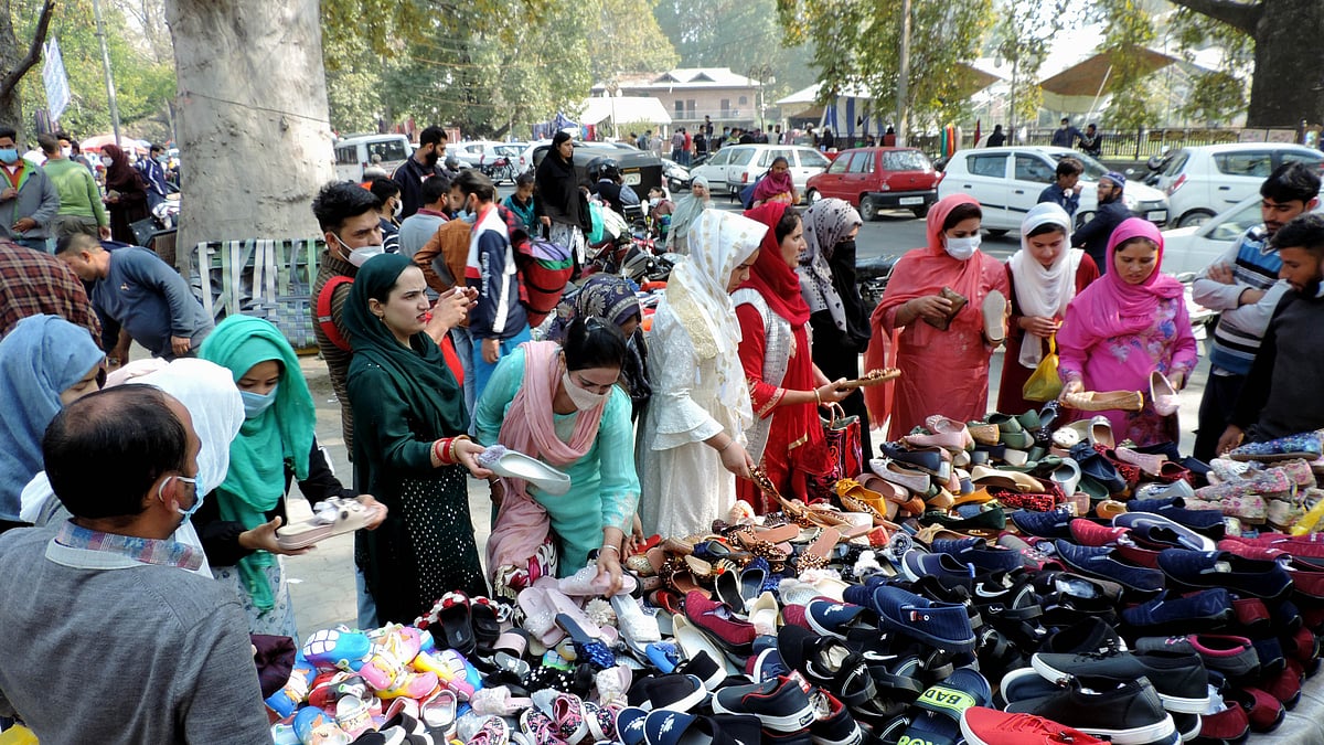 سنڈے مارکٹ میں خریدداری کرتیں کشمیری خواتین / تصویر یو این آئی