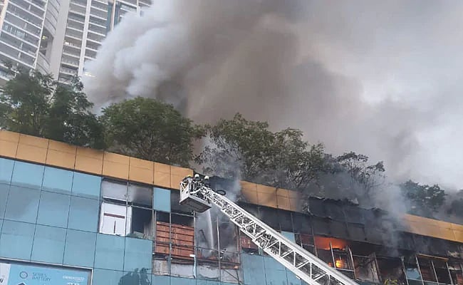 ممبئی کے شاپنگ مال میں شدید آگ لگنے کا واقعہ، ملحقہ عمارت سے 3500 افراد محفوظ نکالے گئے