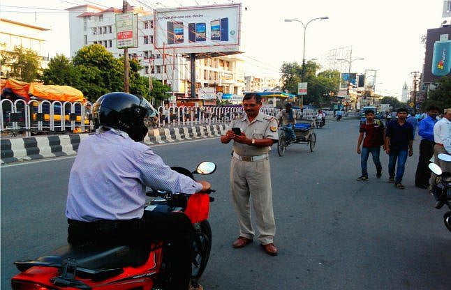 لکھنؤ: ٹریفک ضابطوں کو نظر انداز کرنے والے 1701 افراد کا چالان