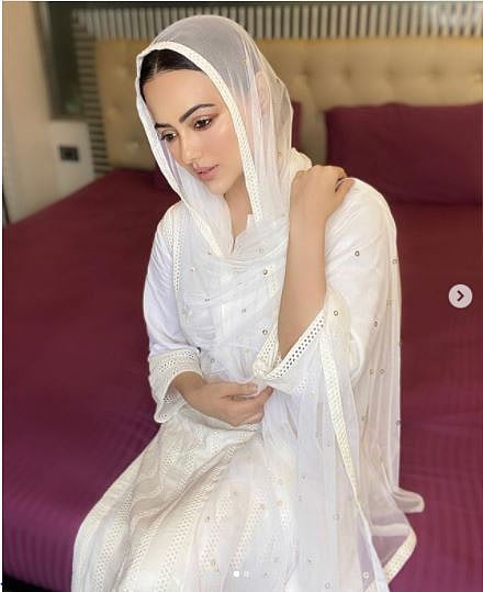 اداکارہ ثنا خان نے 'موت کے بعد والی زندگی' سنوارنے کے لیے بالی ووڈ کو کہا الوداع!