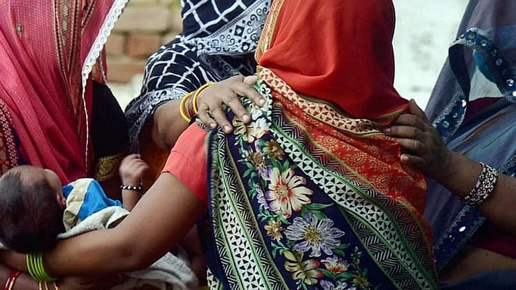 ہاتھرس واقعہ: سازش اور الزام تراشیوں سے پریشان متاثرہ کنبہ نے کہا "ہمیں زہر دے دو"
