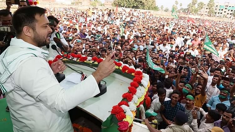 بہار اسمبلی انتخاب: تیجسوی یادو کی ہوا میں اکھڑنے لگے ہیں نتیش-مودی کے پیر!