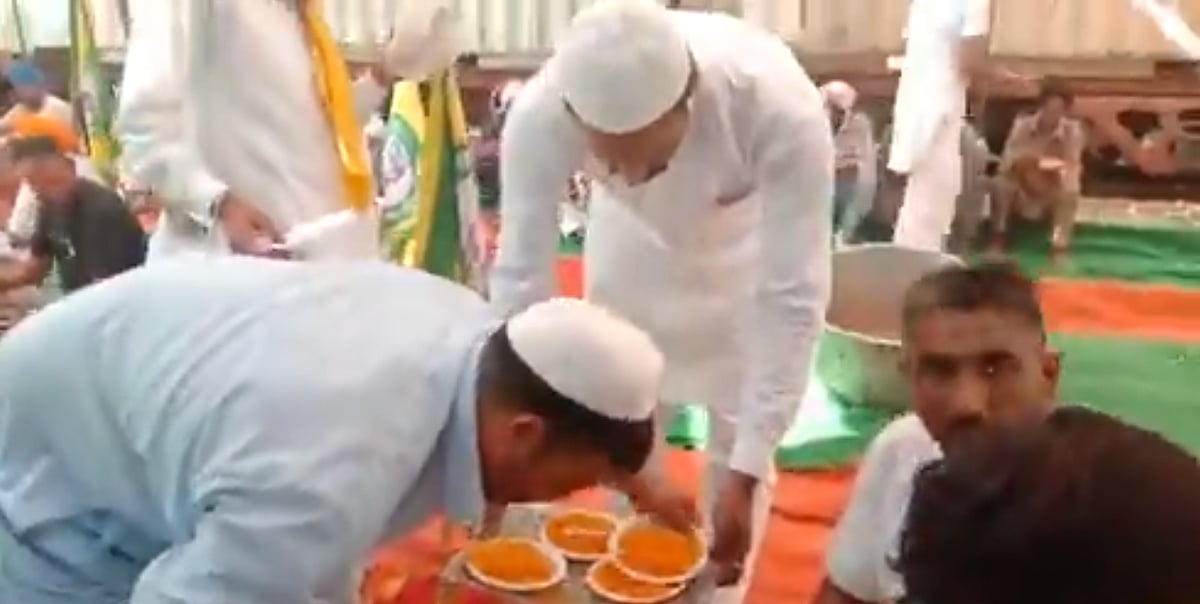 مسلم بھائیوں نے نماز ادائیگی کے بعد دھرنا پر بیٹھے بھوکے کسانوں میں تقسیم کیا لنگر، دیکھیں ویڈیو