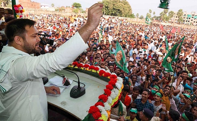 جَن وشواس ریلی: ’اِدھر چلا میں اُدھر چلا، جانے کہاں میں کدھر چلا، پھسل گیا...‘، تیجسوی نے گانا گا کر نتیش کمار پر کیا طنز