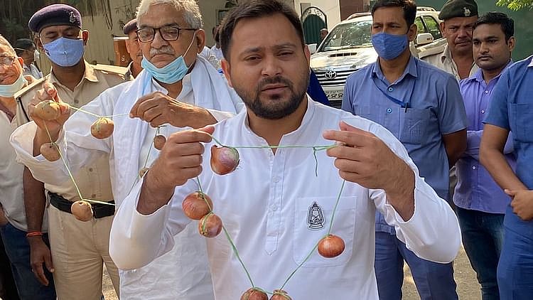 بہار انتخاب: بی جے پی کے لیے پہلے مہنگائی 'ڈائن' تھی، اب 'بھوجائی' بن گئی، تیجسوی کا طنز