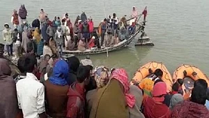 بہار: بھاگلپور میں 100 لوگوں سے بھری کشتی پلٹی، 5 کی موت، کئی لاپتہ