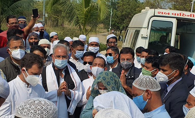 احمد پٹیل آبائی وطن میں سپردِ خاک، راہل گاندھی سمیت کئی سینئر رہنما تدفین میں شریک