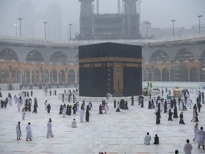 باران رحمت کے دوران بیت اللہ میں طواف کے ایمان پرور مناظر