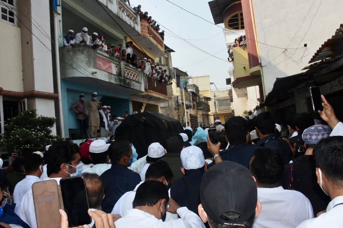 احمد پٹیل آبائی وطن میں سپردِ خاک، راہل گاندھی سمیت کئی سینئر رہنما تدفین میں شریک
