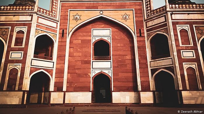 مزار کے قریب ہی واقع مغل بادشاہ ہمایوں کا مزار
