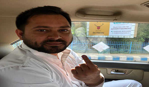 ’بہار میں تبدیلی کی لہر‘ ووٹ ڈالنے کے بعد تیجسوی یادو کا بیان