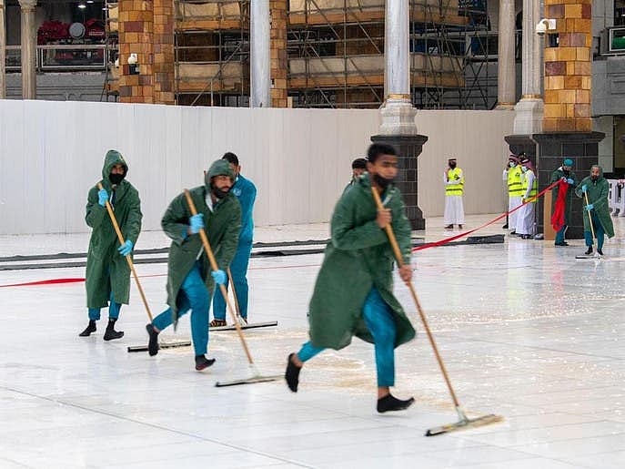 باران رحمت کے دوران بیت اللہ میں طواف کے ایمان پرور مناظر