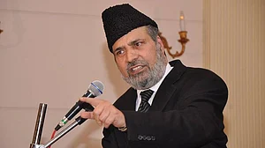 محبوبہ مفتی کو جھٹکا! پی ڈی پی کے شریک بانی مظفر حسین بیگ پارٹی سے مستعفیٰ