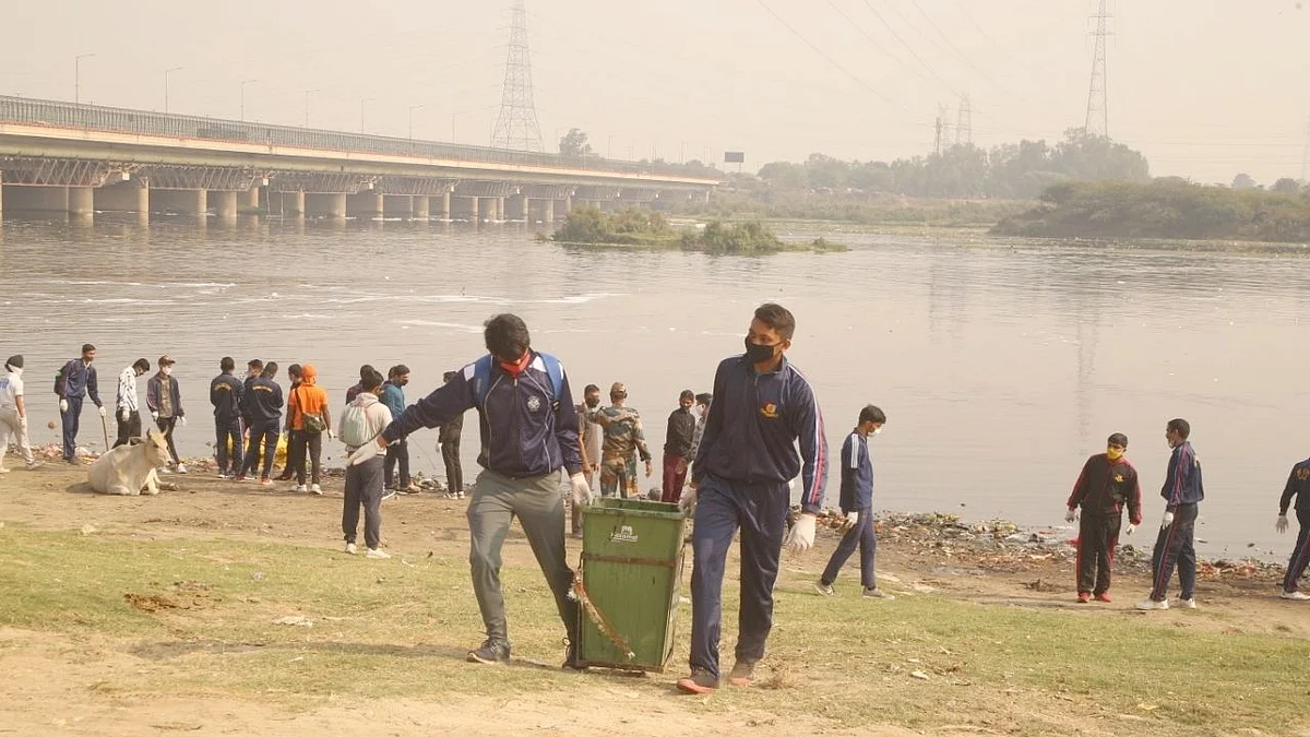 دہلی میں چھٹ پوجا سے قبل جمنا کے گھاٹ (ساحل) کی صفائی کرتے این سی سی کے رضاکار / تصویر قومی آواز / وپن