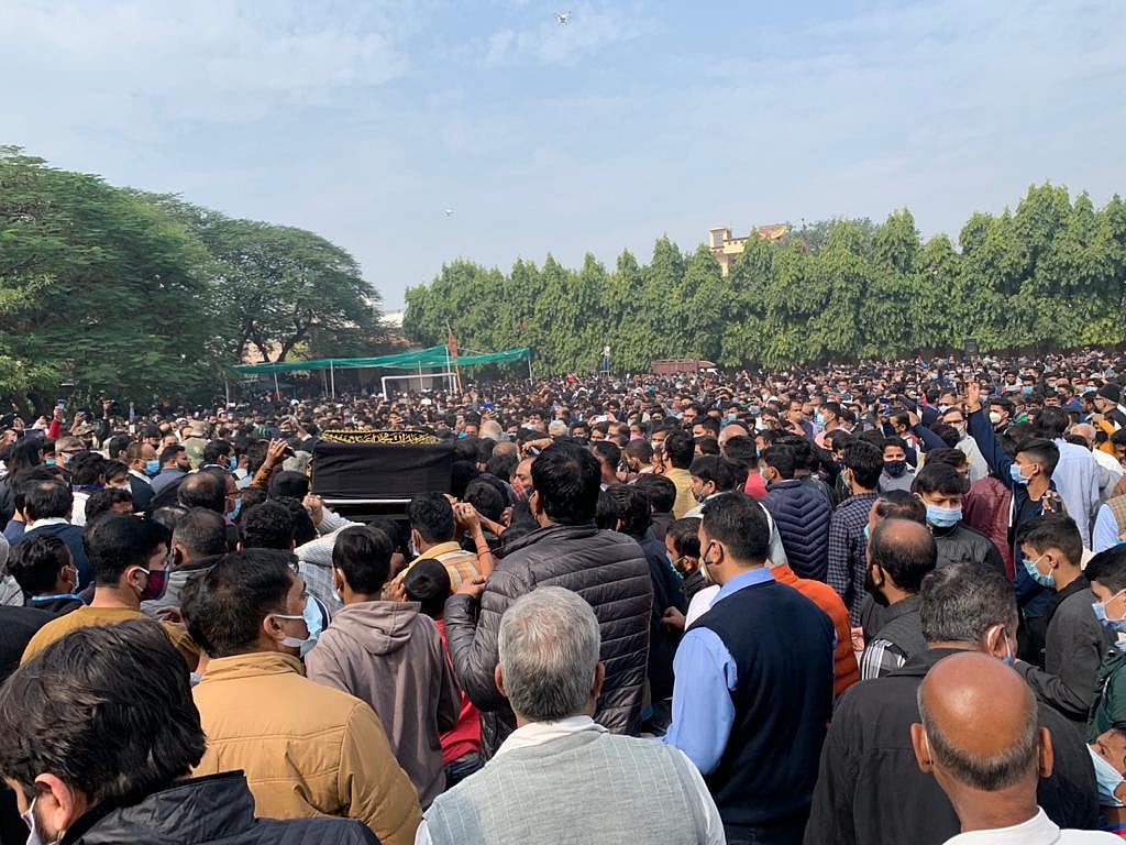 مولانا کلب صادق نم آنکھوں کے ساتھ سپردِ خاک، 2 جگہ پڑھی گئی نماز جنازہ، پی ایم مودی اور راہل گاندھی کا اظہارِ تعزیت