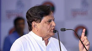 کانگریس کے سینئر لیڈر احمد پٹیل کا انتقال، اہم شخصیات کا اظہار رنج و غم