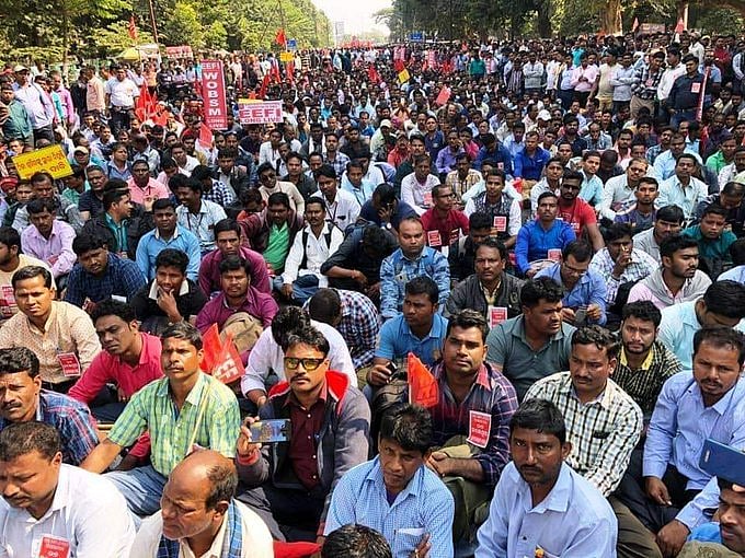 سرکاری ملازمین ’این پی ایس‘ کے خلاف، پرانی پنشن بحالی کے لیے ملازمین کی تنظیمیں میدان میں