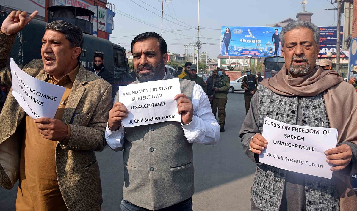 شوپیاں اراضی تنازعہ: متوفی کے اہل خانہ کا سری نگر میں احتجاج، انصاف کا مطالبہ