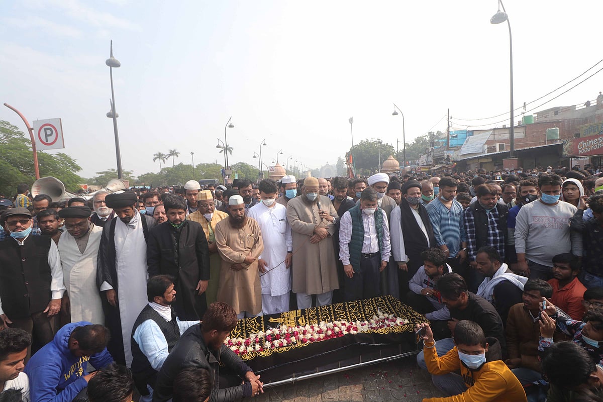مولانا کلب صادق کی ’غفرانماب‘ میں تدفین، آیت اللہ مہدی مہدوی نے پڑھائی نمازِ جنازہ