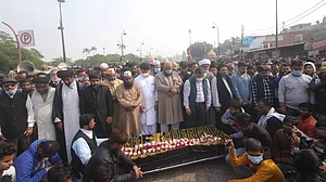 مولانا کلب صادق کی ’غفرانماب‘ میں تدفین، آیت اللہ مہدی مہدوی نے پڑھائی نمازِ جنازہ