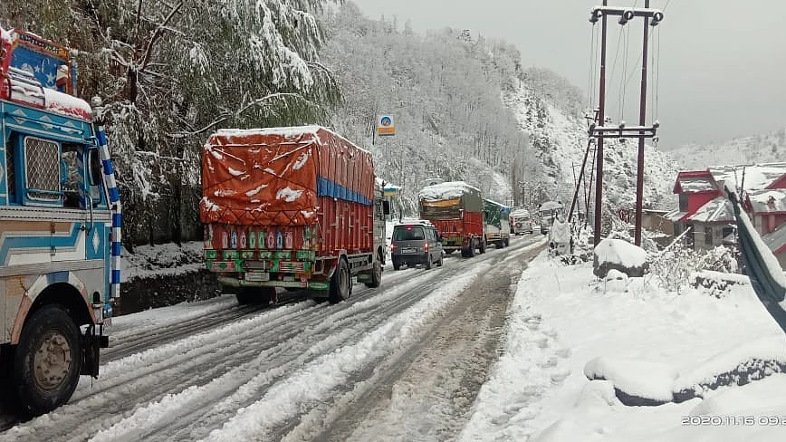 کشمیر میں برفباری کے بعد موسم میں بہتری / تصویر یو این آئی