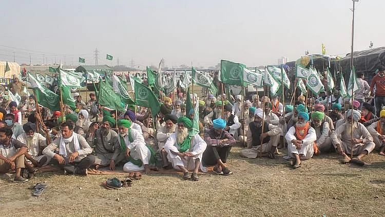زرعی قوانین کے خلاف مظاہرہ کر رہے کسان