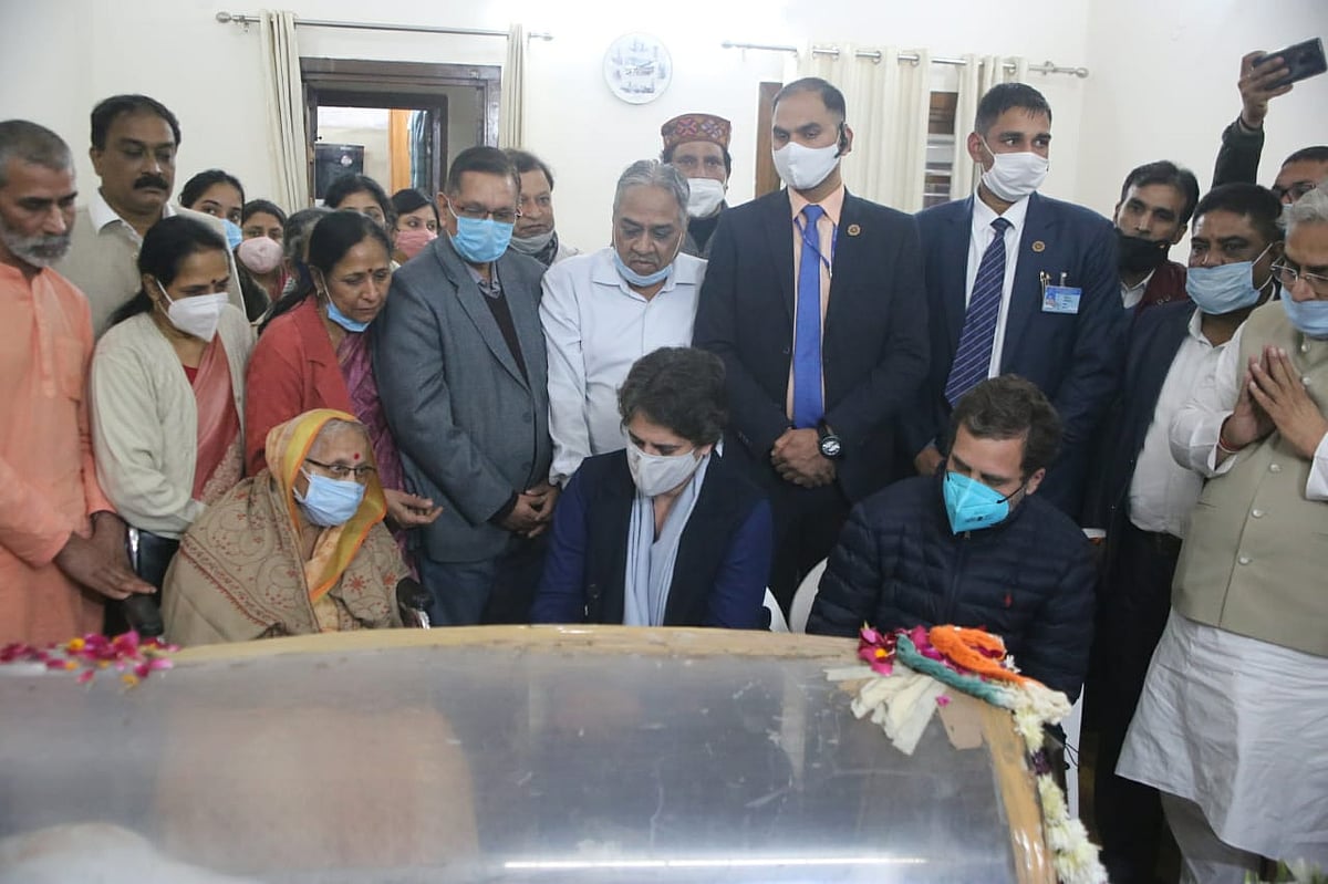 موتی لال وورا کا آخری دیدار کرنے پہنچیں کئی اہم ہستیاں، دیکھیں تصویری جھلکیاں