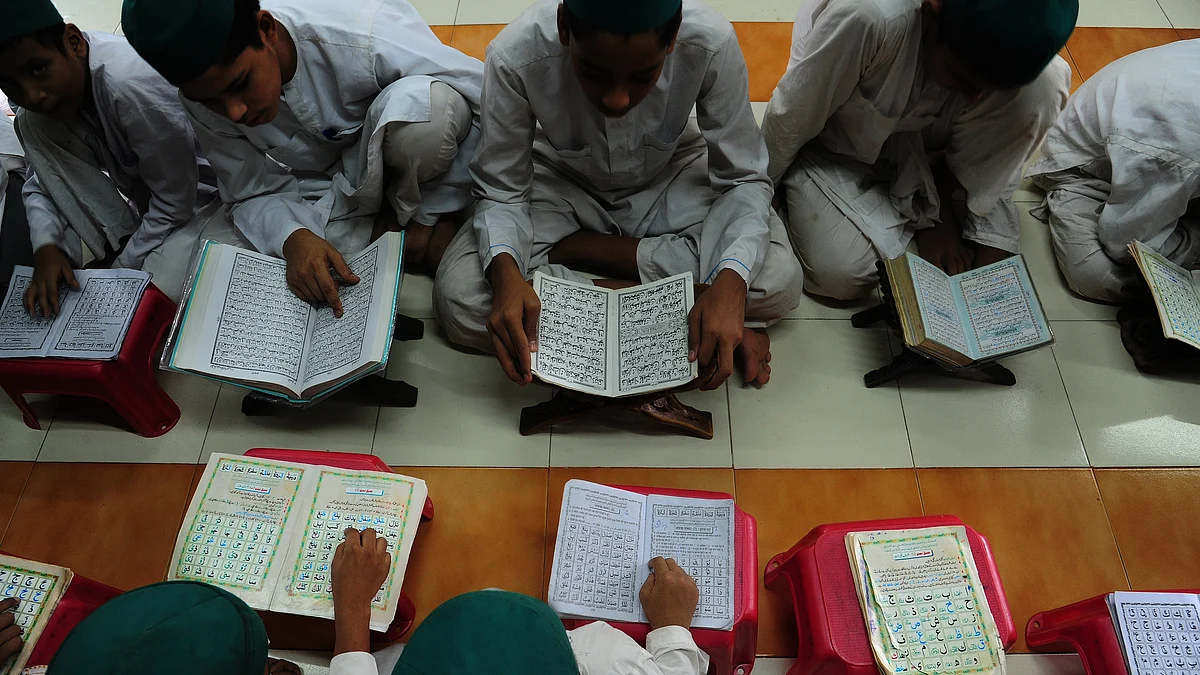 مدرسہ میں تعلیم حاصل کرتے بچے / Getty Images