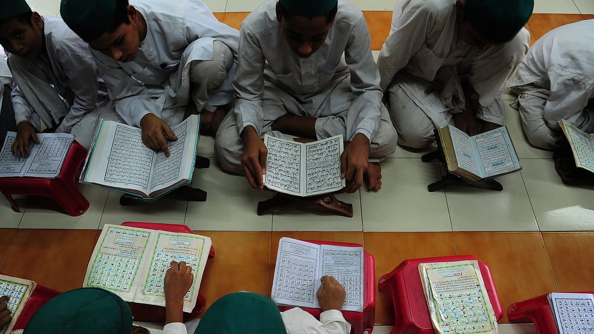 مدرسہ میں تعلیم حاصل کرتے بچے / Getty Images