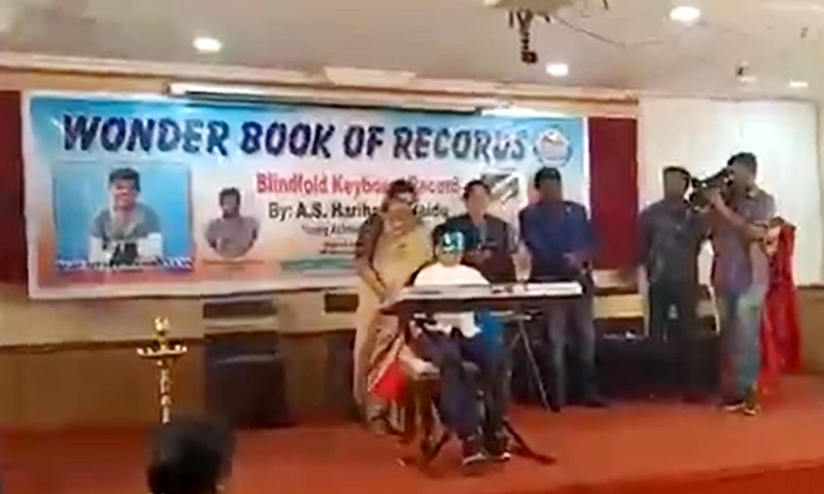 آنکھوں پر پٹی باندھ کر نصف گھنٹے میں 20 گیتوں کی بجائی موسیقی، حیدرآبادی لڑکے کا انوکھا ریکارڈ