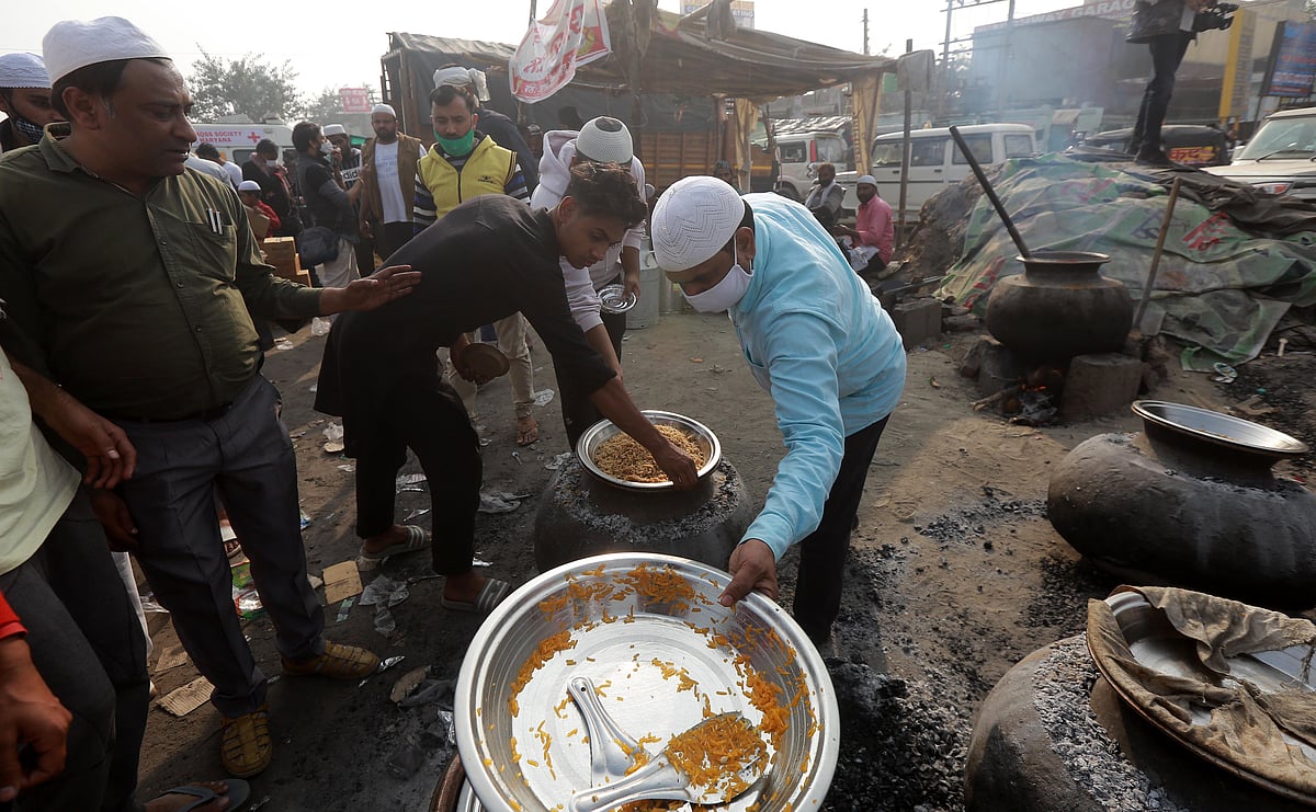 Muslims cooked food for Kisan who sit on dharna against Agriculture bill at Singhu Border / Getty Images