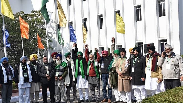 کسانوں کے 2 مطالبات ماننے کو مودی حکومت تیار، لیکن زرعی قوانین پر نہیں بن رہی بات!