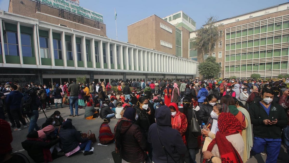 ایمس میں نرسنگ اسٹاف کی ہڑتال / تصویر قومی آواز / ویپن