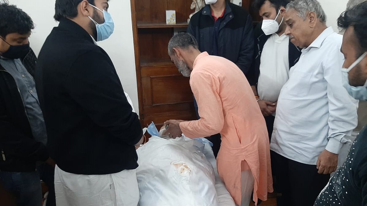 موتی لال وورا کا آخری دیدار کرنے پہنچیں کئی اہم ہستیاں، دیکھیں تصویری جھلکیاں