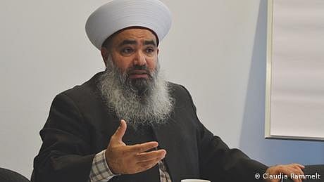 مسلمان فرانسیسی حکومت سے بات چیت کریں، معروف مسلمان عالم